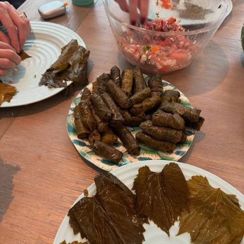 Lahmacun ve içli köfteden sonra yaprak sarma! Bella Hadid kolları sıvadı