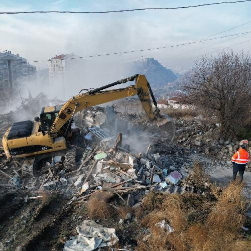 Altındağ Belediyesi halk sağlığını tehdit eden metruk binaları yıkıyor - Resim : 2