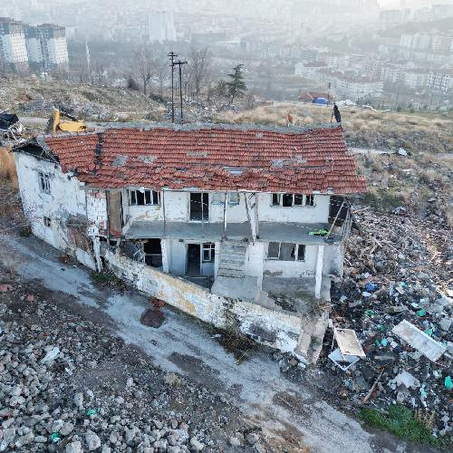 Altındağ Belediyesi halk sağlığını tehdit eden metruk binaları yıkıyor