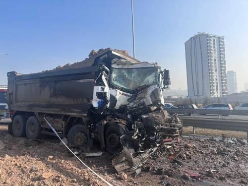 Ankara'da hafriyat kamyonu akaryakıt yüklü tıra çarptı, litrelerce mazot yere döküldü