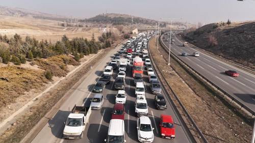 Ankara'da hafriyat kamyonu akaryakıt yüklü tıra çarptı, litrelerce mazot yere döküldü - Resim : 2