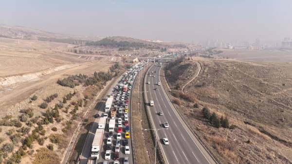 Ankara'da hafriyat kamyonu akaryakıt yüklü tıra çarptı, litrelerce mazot yere döküldü - Resim : 3