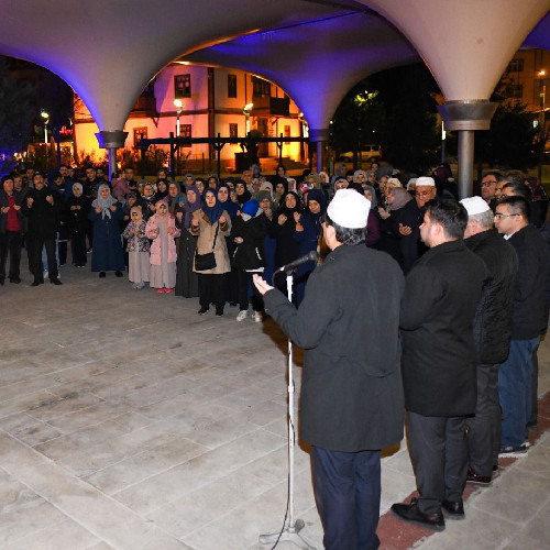 Kahramankazan Belediyesi umreye giden vatandaşları yalnız bırakmadı