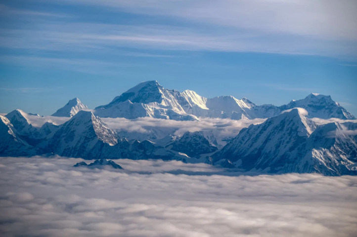 Everest manzarası! Türk yönetmen, dünyanın en yüksek dağını uçaktan görüntüledi