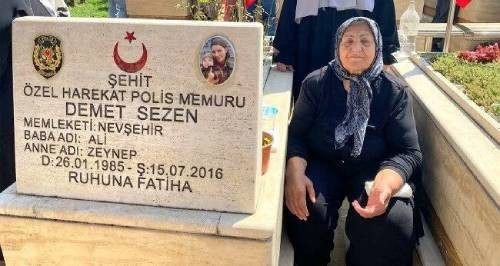 15 Temmuz şehidi polis Demet Sezen'in annesi vefat etti - Resim : 2