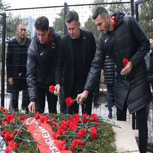 Gençlerbirliği yönetimi ve takımı İlhan Cavcav'ı kabri başında andı