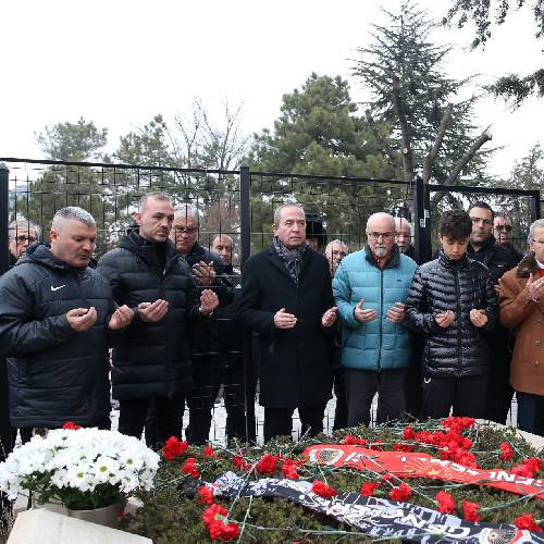 Gençlerbirliği yönetimi ve takımı İlhan Cavcav'ı kabri başında andı - Resim : 2