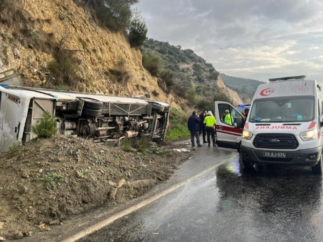 Aydın’dan İzmir’e giden tur minibüsü devrildi: 23 kişi yaralandı