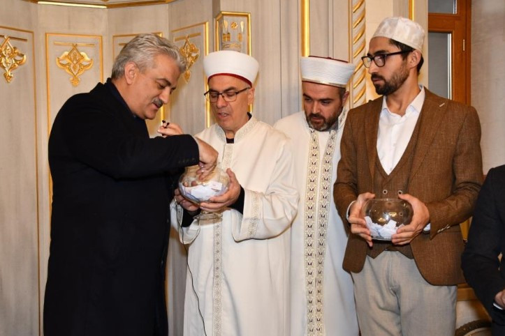 Kırıkkale’de çocuklar ve aileler sabah namazında camide buluştu