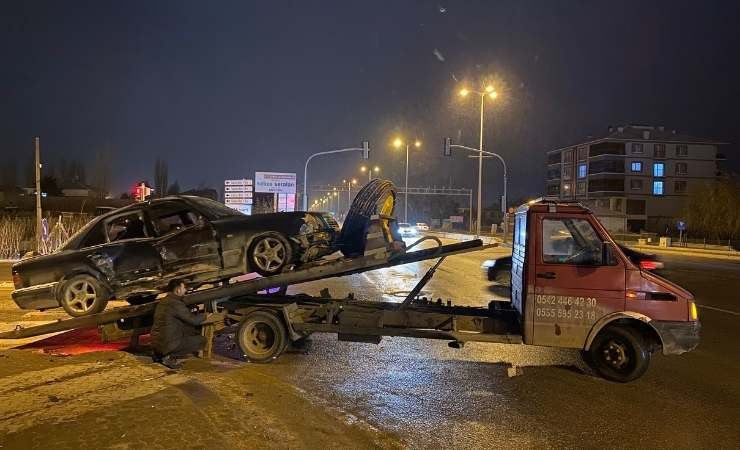 Ankara Çubuk'ta trafik kazasında 3 kişi yaralandı