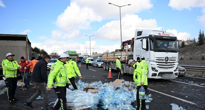 Pursaklar istikametinde su yüklü kamyon devrildi: 4 araç hasar aldı