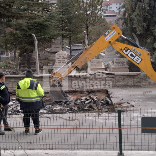 Haber Ankara gündeme getirdi, Etimesgut’ta çökme tehlikesi olan yol onarıldı - Resim : 2