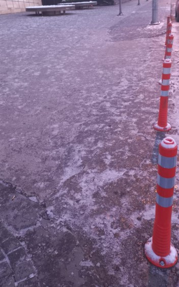 Ankara'da buzlanma ve don etkili oldu kaldırımlar buz pistine döndü - Resim : 2