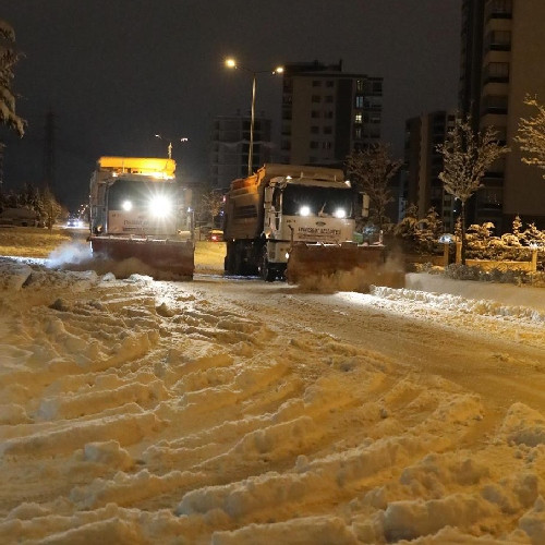 Etimesgut Belediye Başkanı Erdal Beşikçioğlu kar temizleme çalışmalarına katıldı - Resim : 2