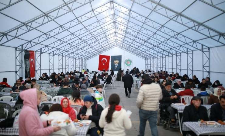 Etimesgut Belediyesi'nin iftar çadırlarına ilk günden yoğun ilgi