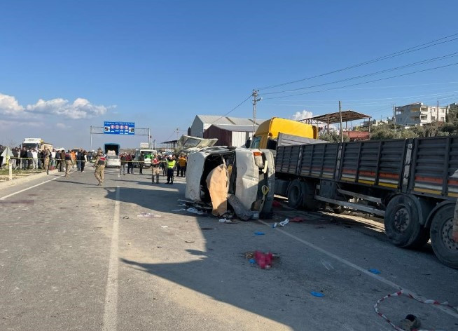 Son dakika Hatay'da feci kaza: Tır ve minibüs çarpıştı