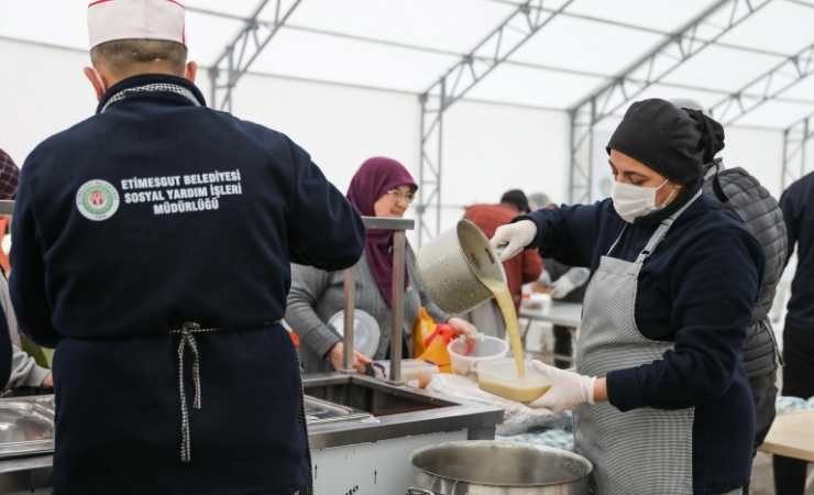 Etimesgut Belediyesi'nin iftar çadırları dolup taşıyor