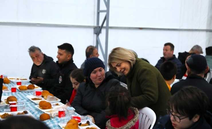 Etimesgut Belediyesi'nin iftar çadırları dolup taşıyor - Resim : 2