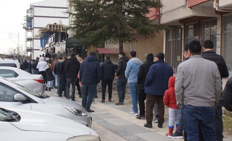 Çubuk'ta ekşi mayalı ramazan pidesi için uzun kuyruklar oluşuyor