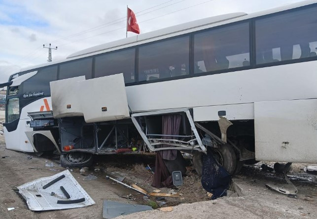 Ankara’da şehirlerarası yolcu otobüsü kaza yaptı: 5’i ağır 16 yaralı