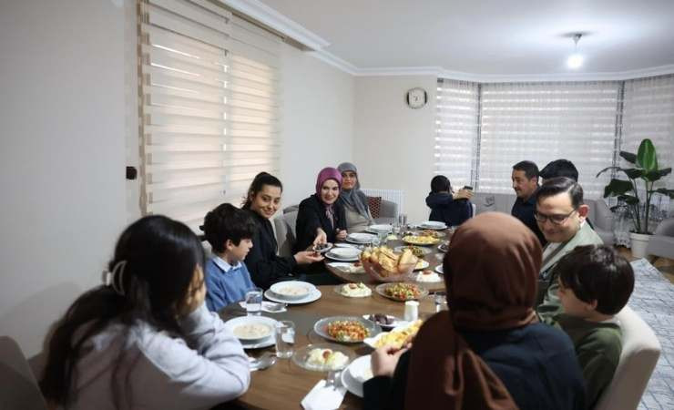 Aile Bakanı Göktaş Altındağ'da depremzede aileye konuk oldu