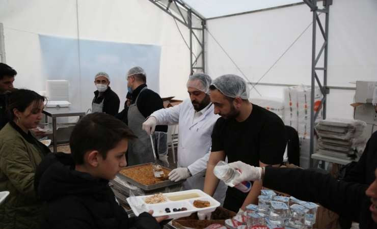 Etimesgut Belediyesi iftar çadırlarında ramazan ruhunu yaşatıyor