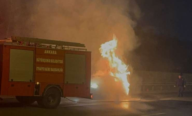 Ankara'da seyir halindeyken yanmaya başlayan araç korkuttu