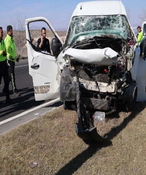 Nevşehir'de minibüs tıra  çarptı: 1 ölü, 1 yaralı