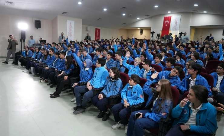 Milli Eğitim Bakanı Yusuf Tekin Elmadağ'da lise öğrencileriyle bir araya geldi