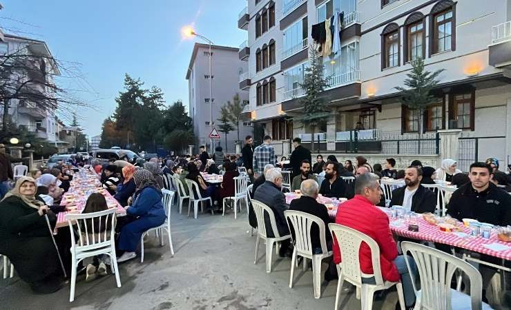 Çubuk'ta imece usulüyle hazırlanan mahalle iftarında 300 kişi buluştu