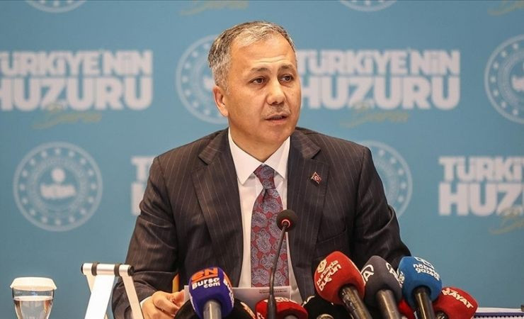 Bakan Yerlikaya yurt dışına kaçarken yakalanan 13 terör örgütü üyesinin tutuklandığını duyurdu