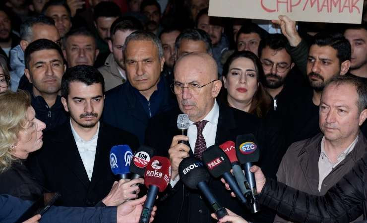 Ankara'da CHP'liler YÖK önünde toplanıp İmamoğlu kararını protesto ettiler