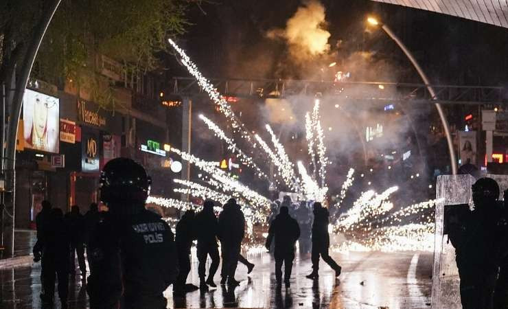 Ankara'daki gösterilerde 66 kişi gözaltına alındı, 5 polis yaralandı! - Resim : 2