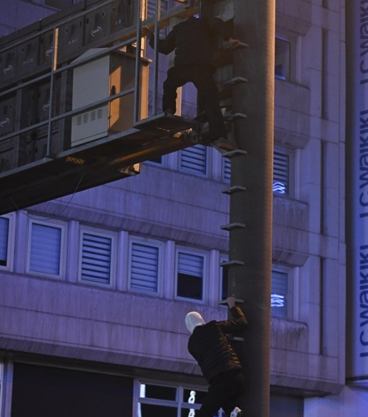 Başkentte izinsiz gösteriye müdahale: 2 polis yaralandı