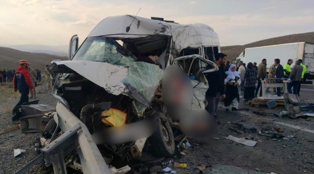 Van'da yolcu minibüsü ve kamyonet çarpıştı: 6 ölü, 8 yaralı var