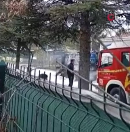 Gölbaşı'nda park halindeki araçta yangın: Hurdaya döndü