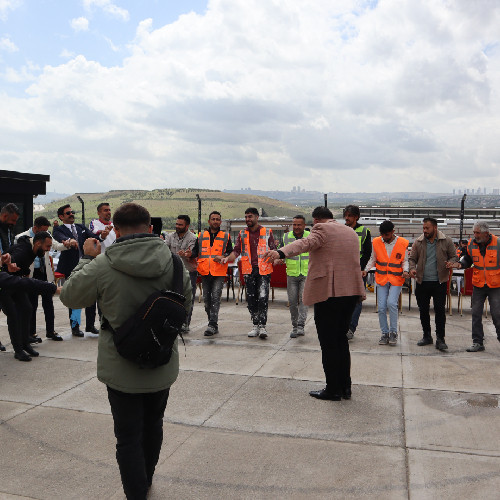 Ankara'nın tanınan iş insanı Cengiz Gökay'dan örnek davranış: 1 Mayıs'ı işçilerle kutladı
