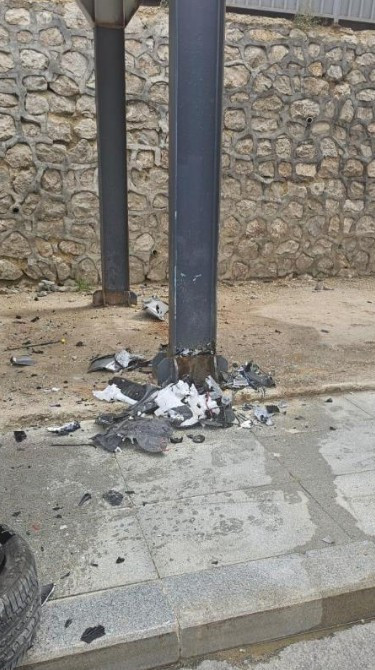 Çankaya'da üst geçidin ayağına çarpan araç kazasında kişi yaralandı - Resim : 2