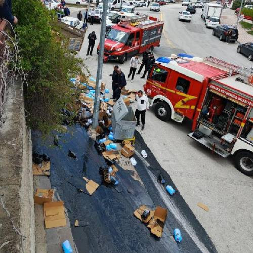 Keçiören'de freni boşalan kamyon trafoya çarpınca kimyasal maddeler yola saçıldı
