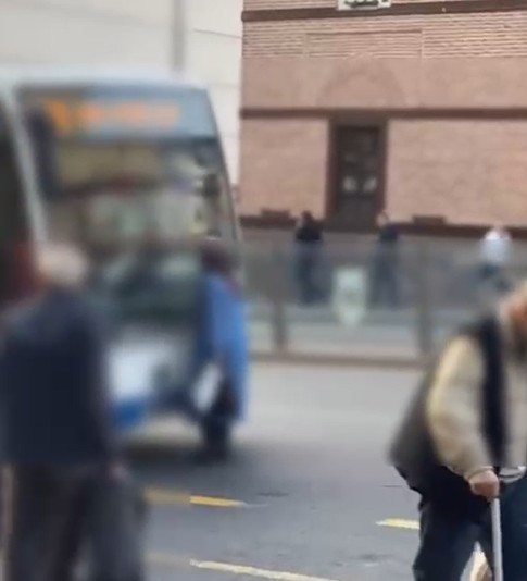 Altındağ'da otobüsün önüne geçen kadın trafiği kilitledi