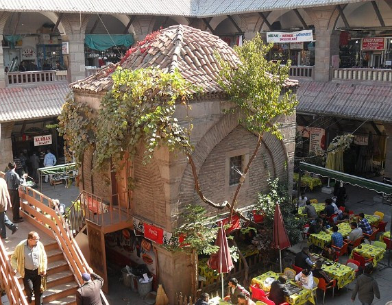 Evlenecek çiftler buraya koşuyor: Binlerce yıllık Osmanlı mirası, alışverişin kalbi oldu!