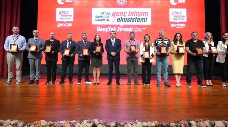 Bakan Tekin, Ankara'da düzenlenen GençTek Zirvesi'nde konuştu