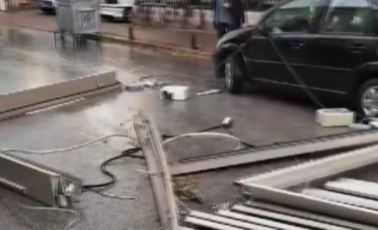 Keçiören'de fırtınada uçan sundurma araçların üzerine devrildi