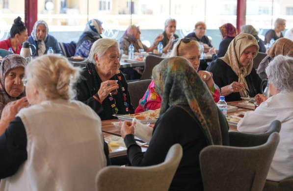 Etimesgut Belediyesi'nden 70 yaş üstü anneler için kahvaltı etkinliği