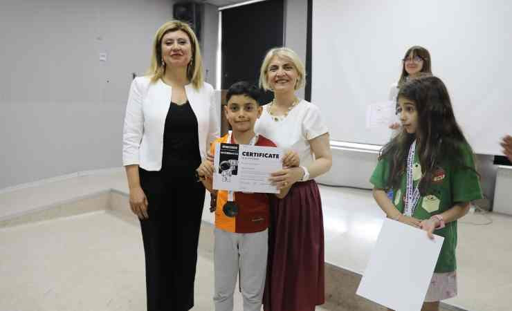 Etimesgut Belediye Başkan Yardımcısı Ebru Keyvan başarılı öğrencilere ödüllerini verdi