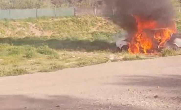 Çankaya'da boş arazide bir otomobil yanarak kullanılmaz hale geldi