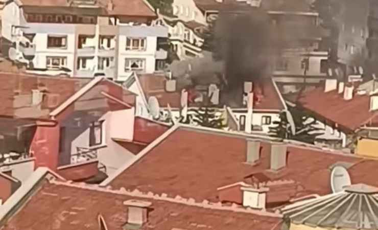 Keçiören'de 5 katlı binada çatı yangını çıktı