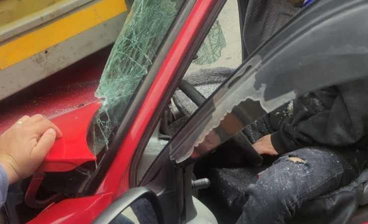 Mamak'ta park halindeki tıra çarpan otomobilin sürücüsü yaralandı