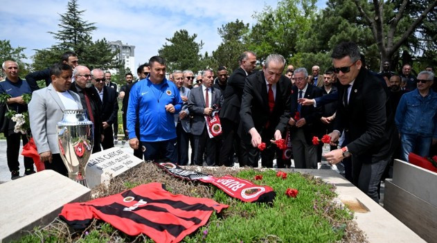 Gençlerbirliği camiasından Anıtkabir ve Cavcav'ın mezarlığına anlamlı ziyaret - Resim : 2