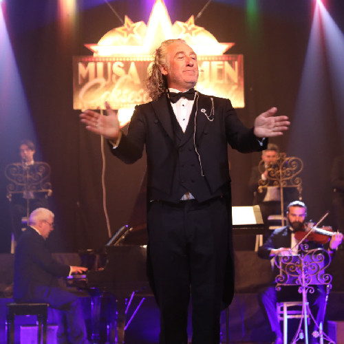 Etimesgut Belediyesi Engelsiz Yaşam Merkezi üyeleri Musa Göçmen konserinde eğlendi